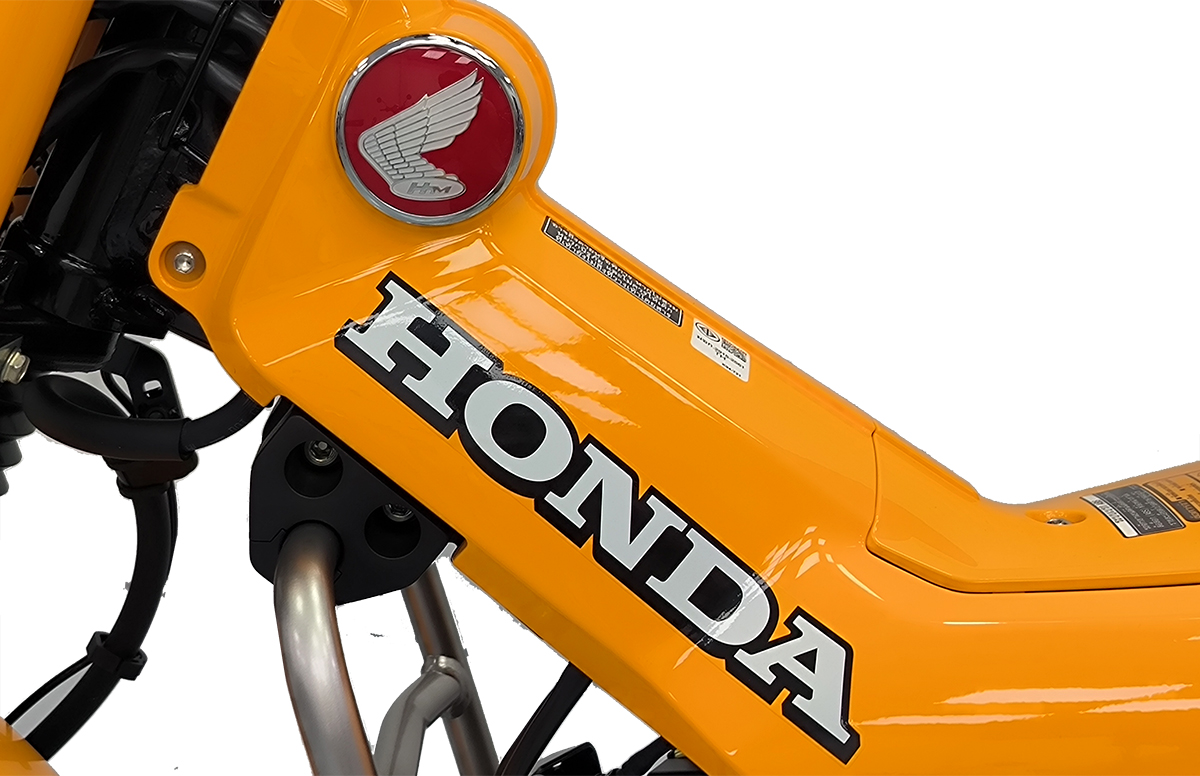 Thương hiệu Honda kết hợp logo 3D màu đỏ nổi bật trên sườn xe vàng CT125 2024